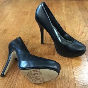EUC Black pumps